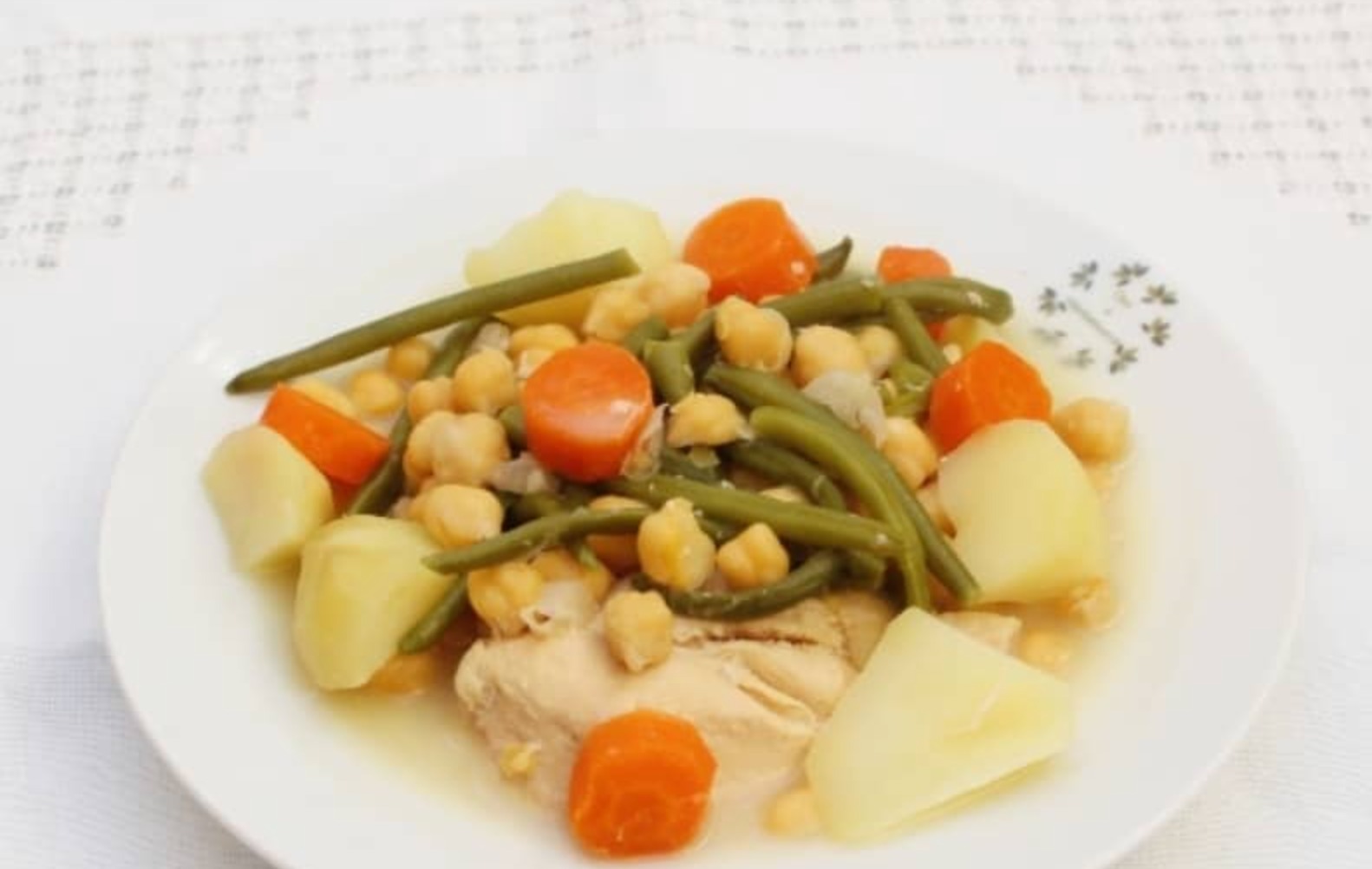 Cocido con pollo y habichuelas